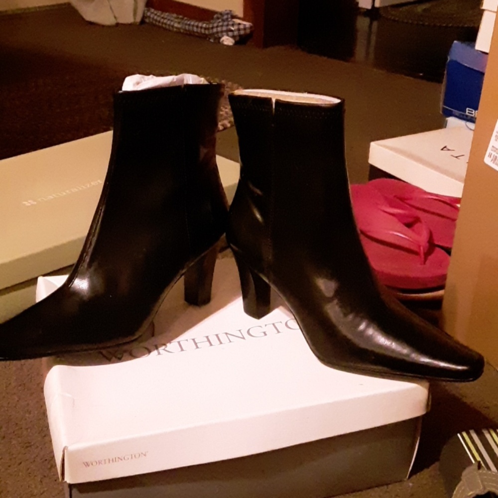Black ankle Worthington zip on ankle side with a h